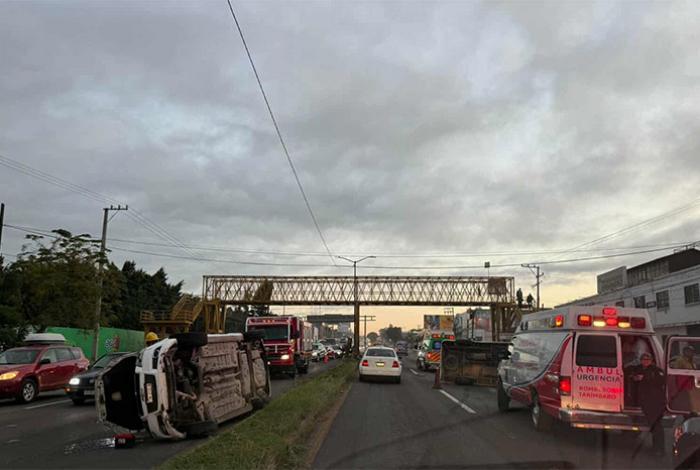 Se registra accidente de auto y combi en la avenida Morelos norte de Morelia