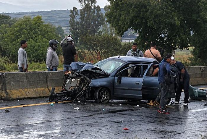 Se registra aparatoso choque vehicular en la Morelia-Salamanca, a la altura de Cuto del Porvenir
