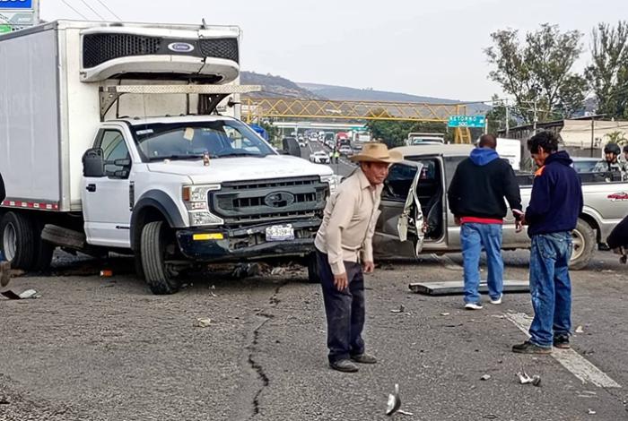 Se registra choque de camionetas, en la carretera Morelia-Salamanca