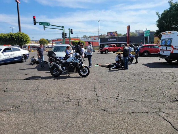 Se registra choque de moto contra camioneta en Calzada La Huerta; hay 2 lesionadas