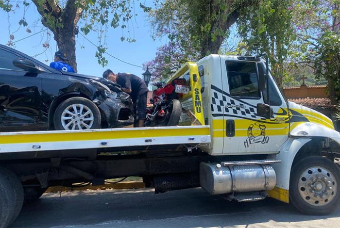 Se registra choque de motos y auto en la avenida Camelinas, Morelia