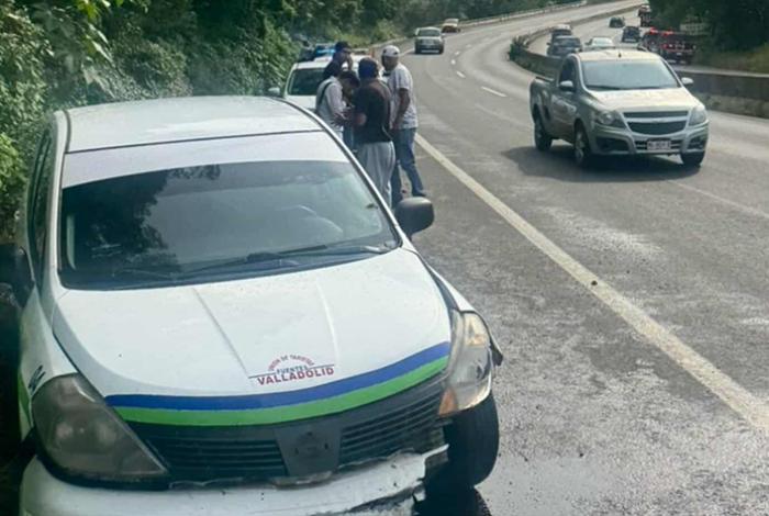 Se registra choque de taxi contra un paredón en la Morelia-Pátzcuaro