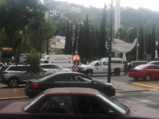 Se registra choque entre moto y auto en la avenida Camelinas de Morelia; hay 2 heridos