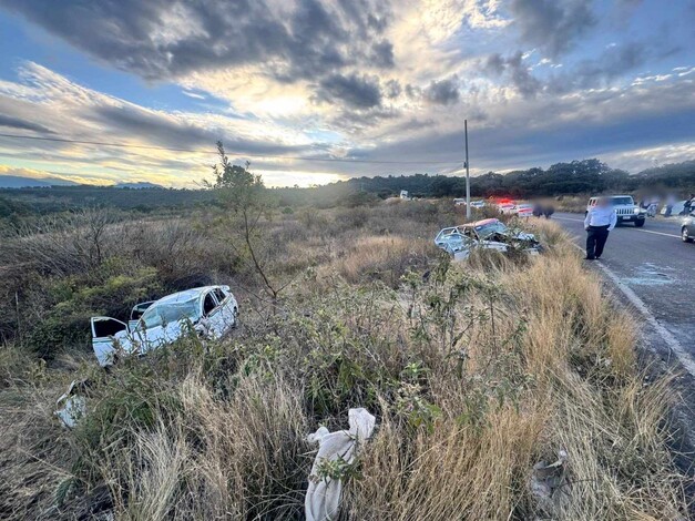 Se registra choque entre camioneta y 2 taxis en la Morelia-Quiroga