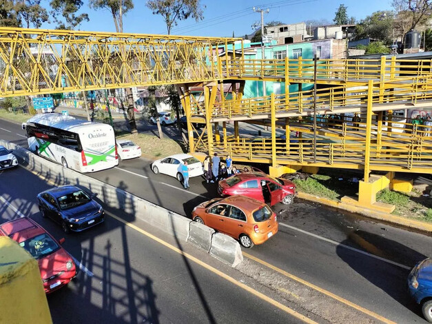  Se registra choque entre 2 autos en Av. Madero Poniente de Morelia; menor resulta herido