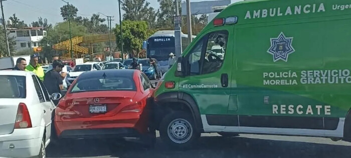  Se registra choque entre ambulancia de Rescate y un Mercedes, al oriente de Morelia