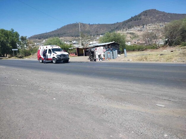  Se registra choque entre ambulancia de Charo y camioneta gasera en la Morelia-Mil Cumbres; hay 1 herido