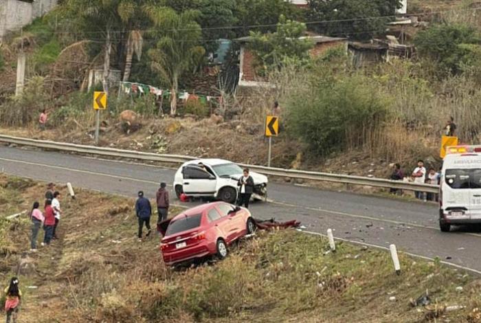 Se registra choque entre 2 vehículos sobre la Quiroga-Zacapu