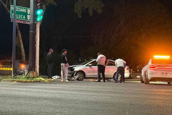 Se registra choque entre 2 autos en el Libramiento Poniente de Morelia