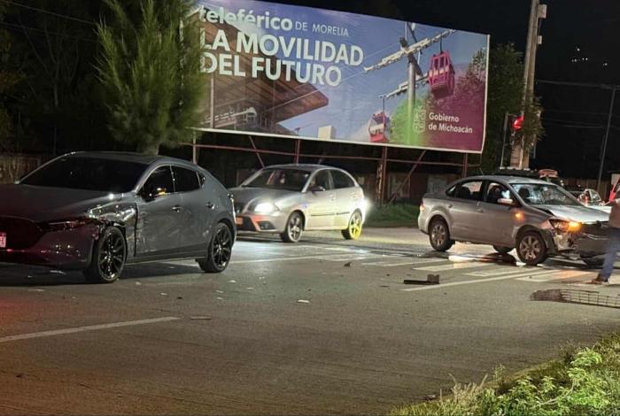 Se registra choque entre 2 autos en el Libramiento Poniente de Morelia