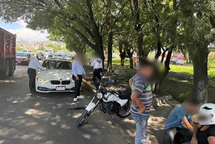 Se registra choque entre auto y moto en el Libramiento Norte de Morelia; hay una lesionada