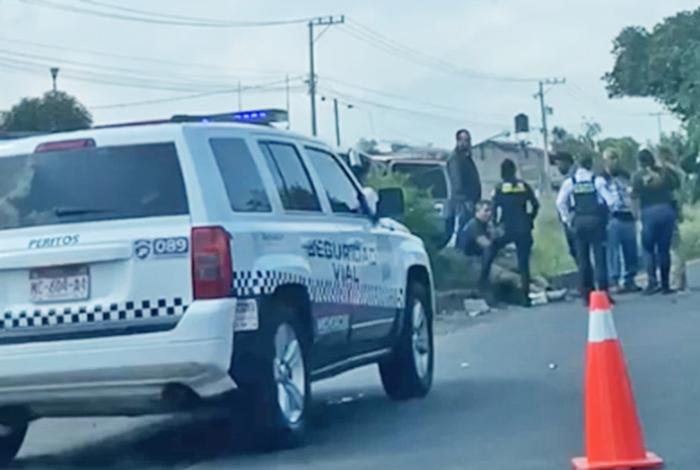 Se registra choque entre camioneta de la FGE y taxi sobre la Morelia-Pátzcuaro