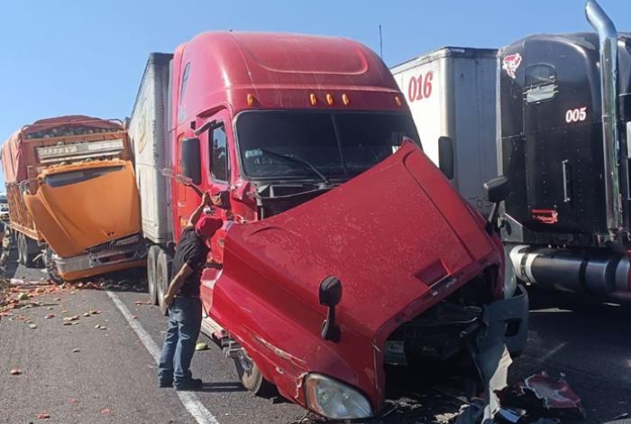 Se registra choque entre 3 vehículos de carga en la México-Guadalajara