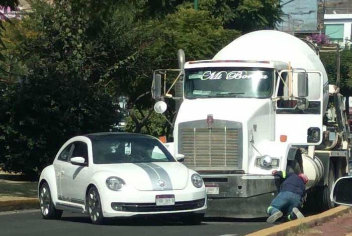 Se registra choque entre camión revolvedor y auto en el Libramiento Suroriente de Morelia