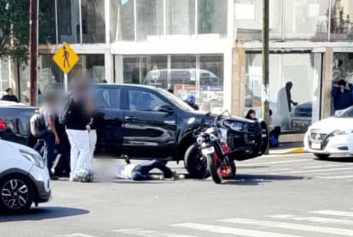 Se registra choque entre moto y camioneta en Calzada Ventura Puente de Morelia