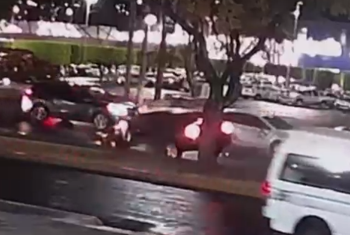 Se registra choque entre 2 autos en la avenida Camelinas, frente a Plaza Escala Morelia