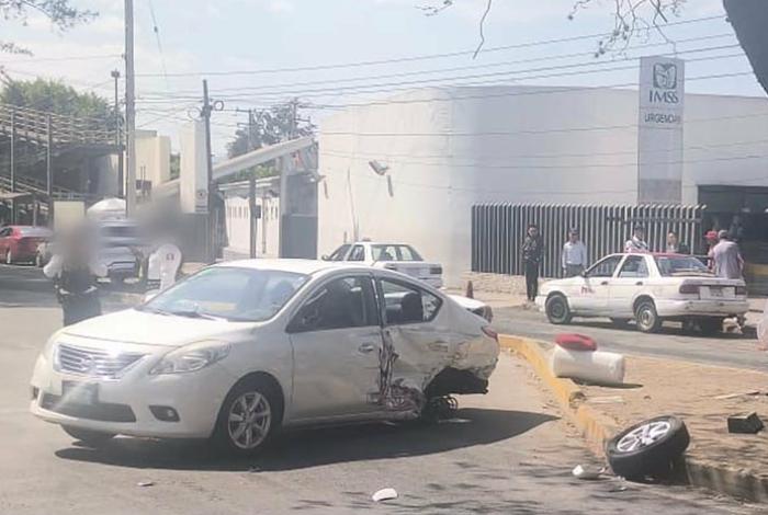 Se registra choque entre dos vehículos frente al Hospital IMSS Camelinas, al sur de Morelia