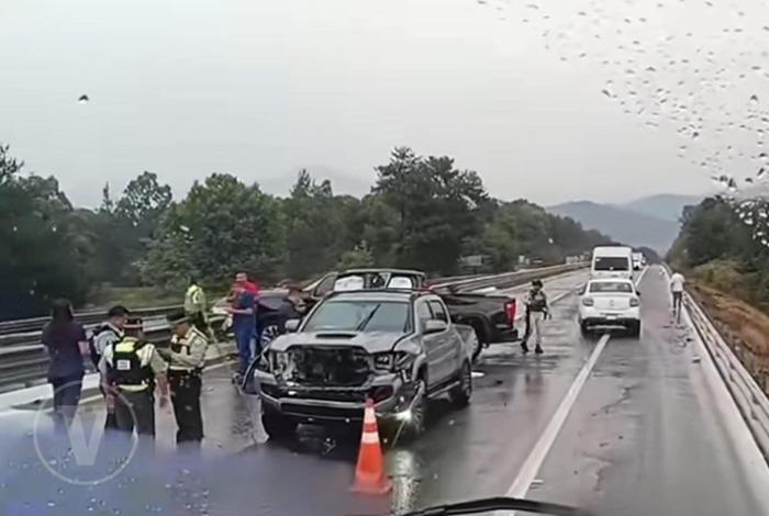 Se registra choque entre dos camionetas en la Siglo XXI, en el tramo Pátzcuaro-Uruapan