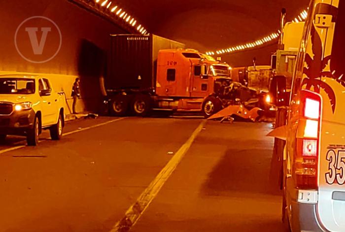 Se registra choque entre dos tráileres en túnel de la autopista Pátzcuaro-Cuitzeo