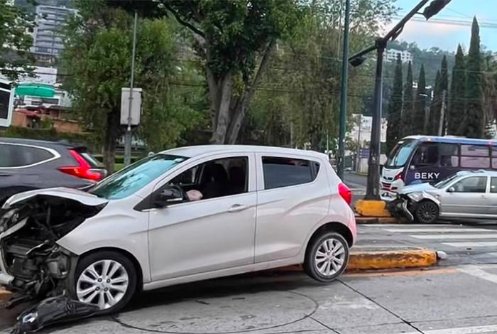 Se registra choque entre dos autos sobre avenida Camelinas, al sur de Morelia