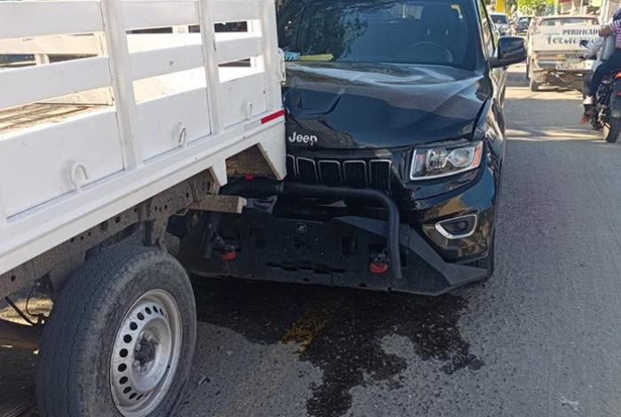 Se registra choque entre dos camionetas en Huetamo