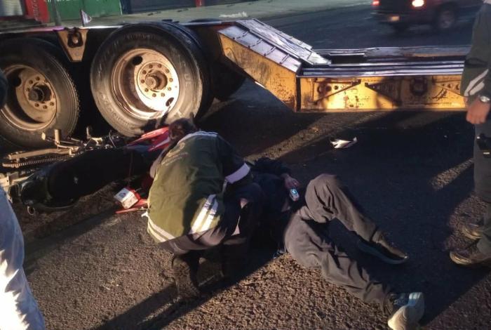 Se registra choque entre moto y tráiler en la avenida Madero Poniente de Morelia; hay un herido