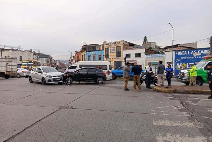 Se registra choque entre dos automóviles en la avenida Madero poniente de Morelia