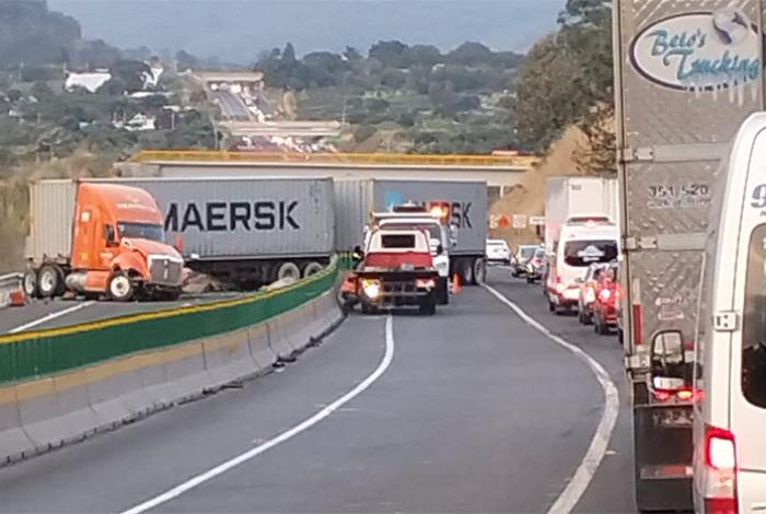 Se registra choque múltiple en la Siglo XXI entre un tractocamión, un torton y un auto compacto