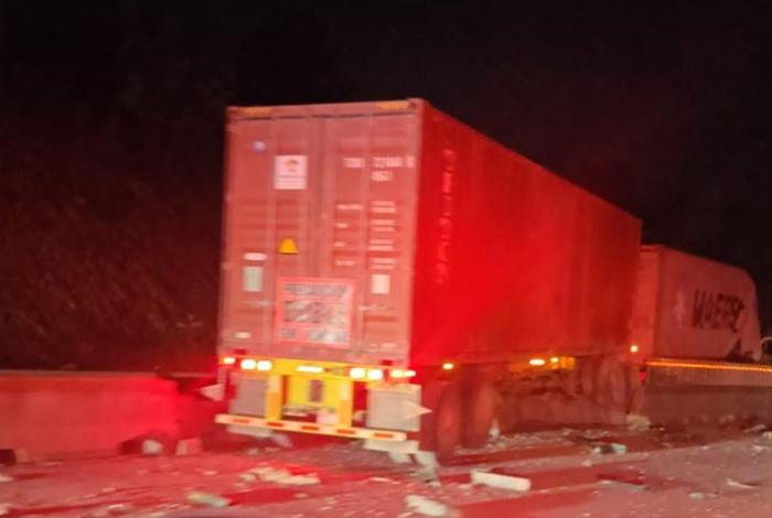 Se registra choque múltiple entre camiones de carga, en la autopista Siglo XXI