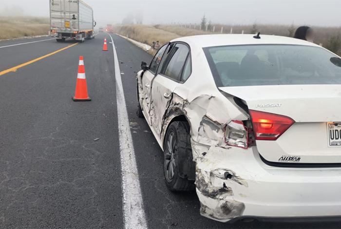 Se registra choque por alcance en la Siglo XXI, entre un auto compacto y un tractocamión