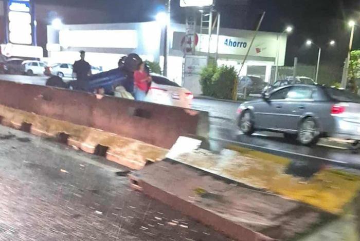Se registra choque y volcadura sobre Calzada La Huerta de Morelia, en la salida a Pátzcuaro