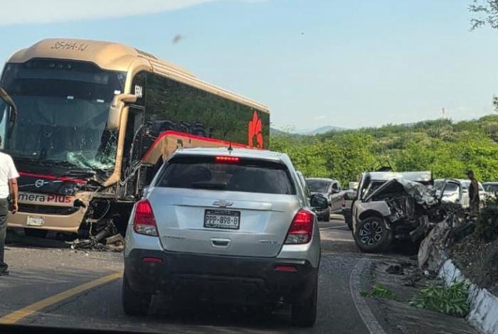 Se registra fatal choque entre autobús y camioneta, en la libre Uruapan – Lázaro Cárdenas