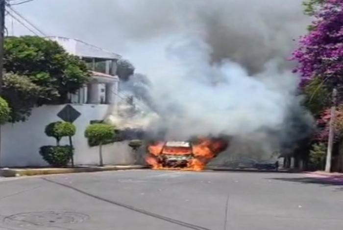 Se registra incendio de camioneta en la colonia Balcones de Santa María, Morelia
