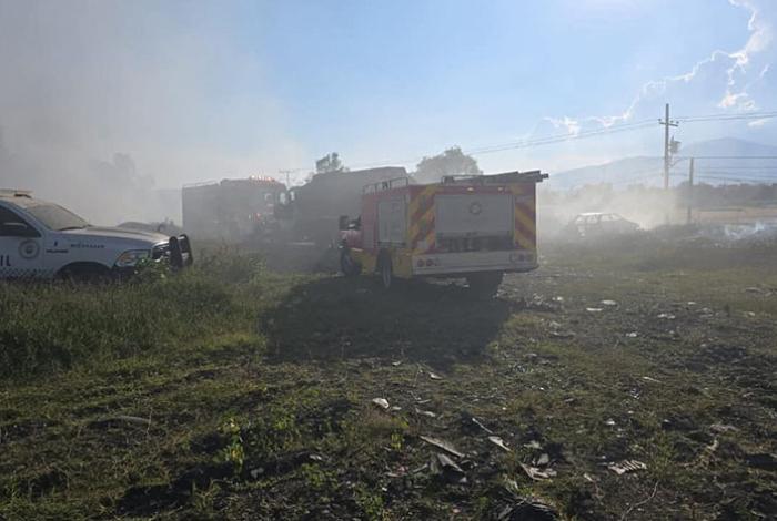 Se registra incendio de pastizal en predio a espaldas de un corralón, en Morelia