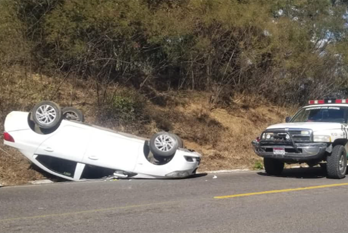 Se registra volcadura automovilística en la libre Pátzcuaro-Uruapan; no hay lesionados