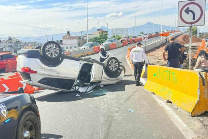 Se registra volcadura de camioneta en la obra del Distribuidor Vial Eréndira, Morelia