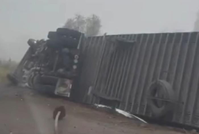  Se registra volcadura de tractocamión en la Pátzcuaro-Quiroga