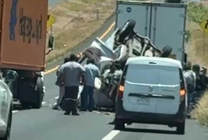 Se registra volcadura de camión en la autopista México-Guadalajara