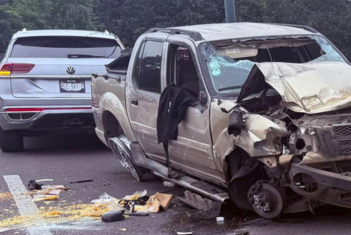 Se registra volcadura de camioneta en el Libramiento de Morelia, cerca de Macroplaza Estadio
