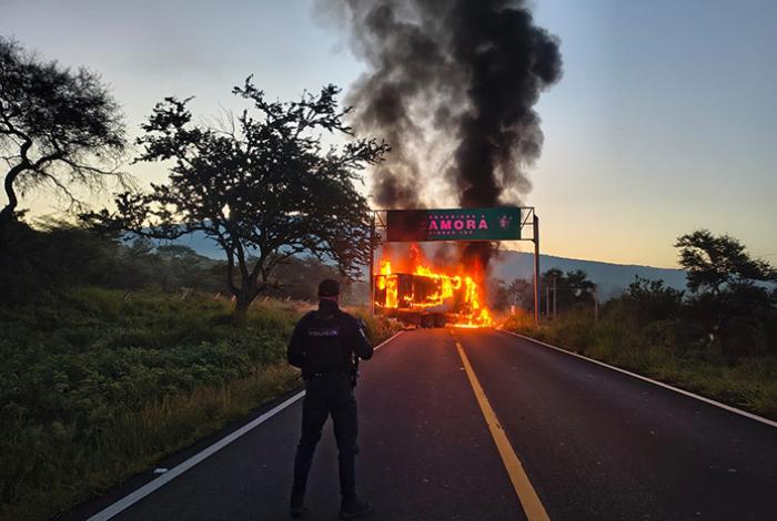 Se registran bloqueos y quema de vehículos en Michoacán
