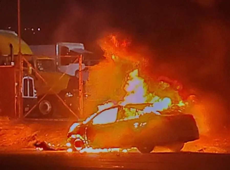 Se suelta manguera de gasolina y se le quema el auto