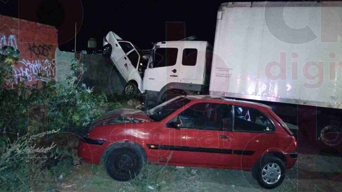 Se zafa freno a camión y choca 3 autos de sus vecinos