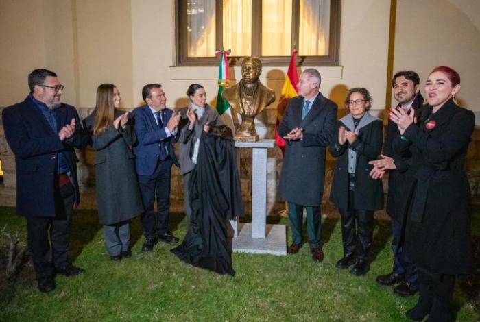 Sectur devela busto de Morelos en la Embajada de México en España