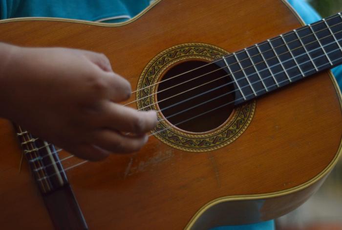 SEE entregará 10 mil guitarras de Paracho a secundarias de Michoacán