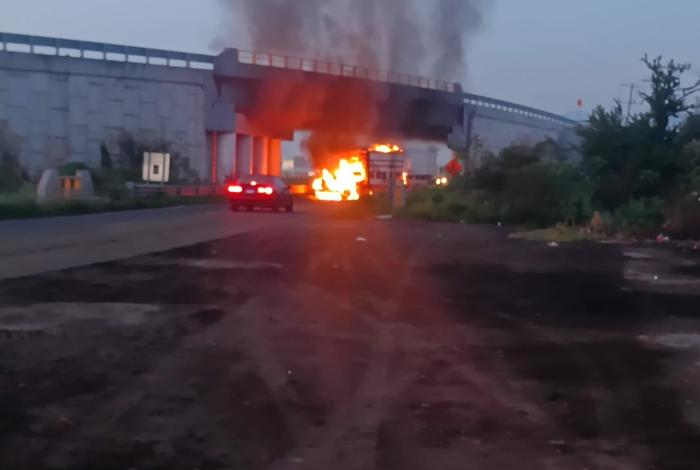 #Seguimiento | Surgen más videos de los bloqueos y las quemas de vehículos en carreteras de Michoacán