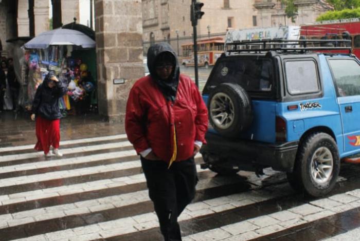 Seguirán lluvias intensas en Michoacán este domingo; ciclón tropical podría desarrollarse en 48 horas