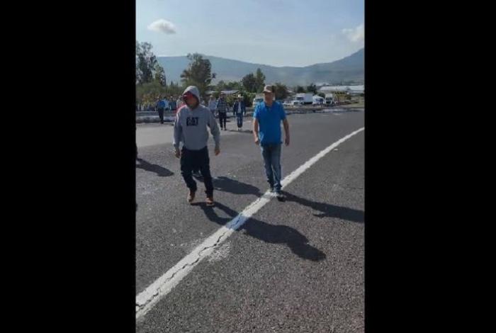 Segundo día de bloqueos de carreteras de Michoacán; tome precauciones