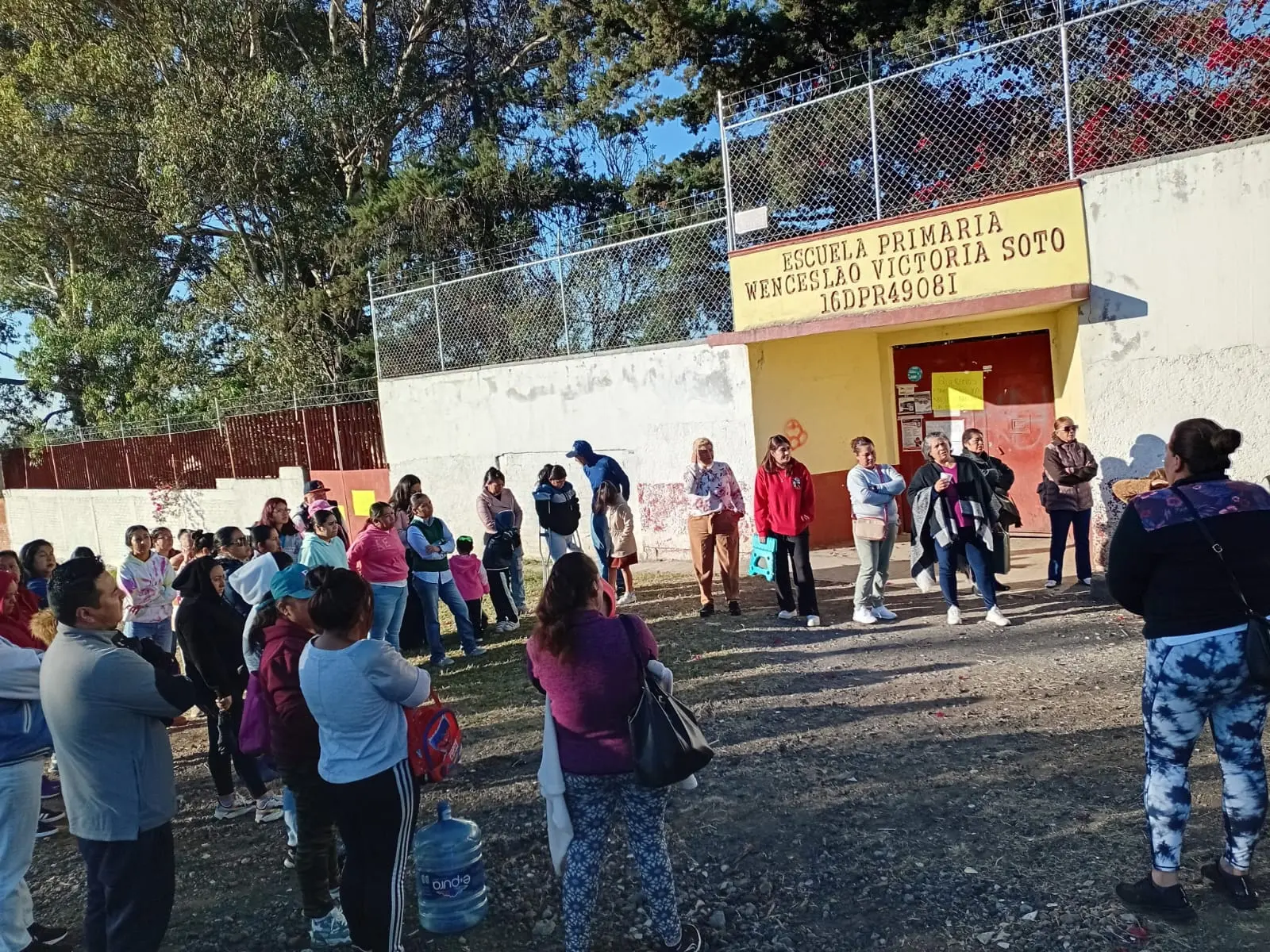 Segundo día de toma en la primaria “Wenceslao Victoria Soto”