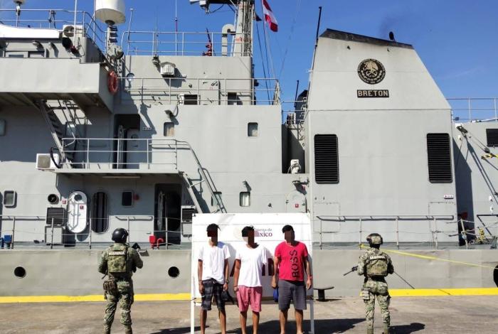 Semar y FGR, detienen a tres presuntos transgresores de la ley y aseguran más de mil litros de combustible