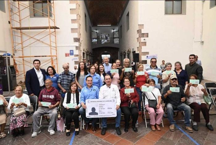 Semigrante acerca a adultos mayores con sus seres queridos en EUA